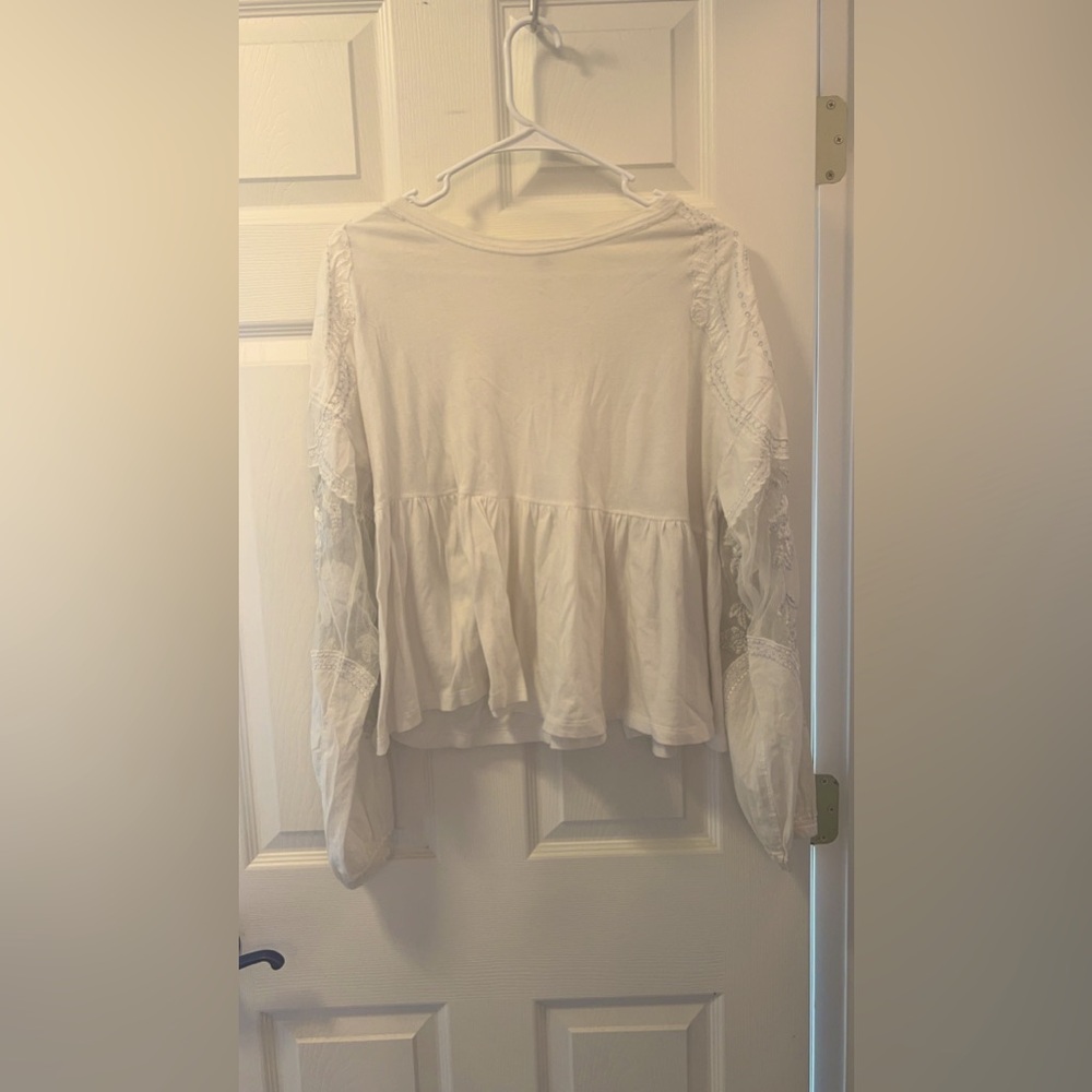 Free People white long-sleeved top with lace sleeves